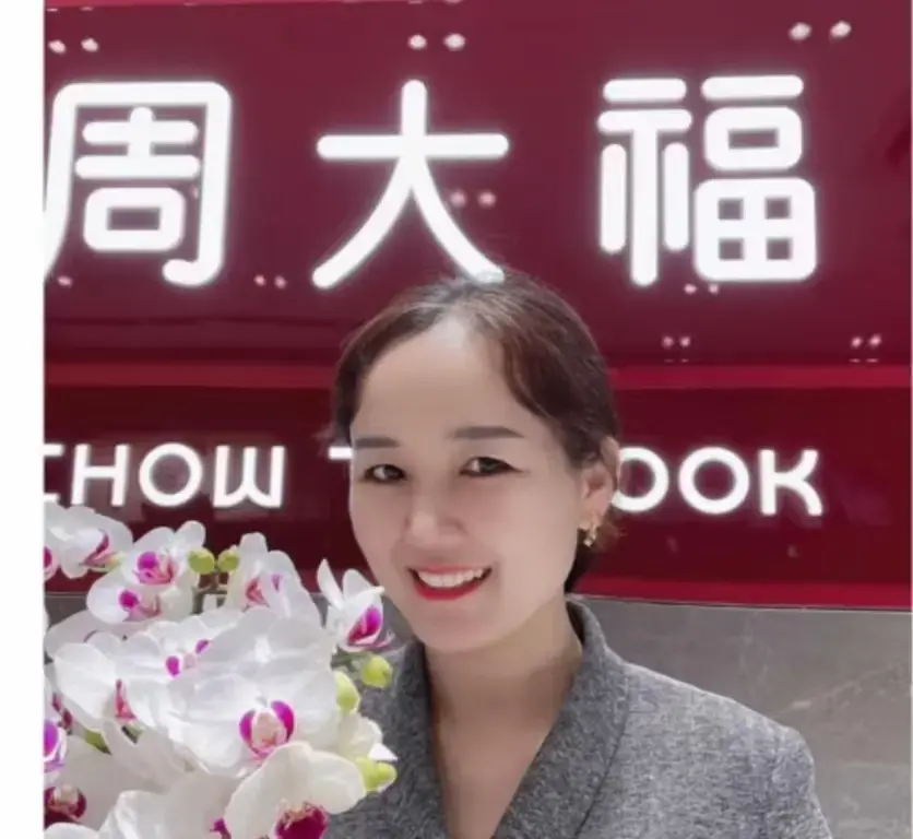 盐城周大福金店一拖三事件完整版视频-射阳门店惊现一拖三-周大福一拖三附完整版视频全集观看